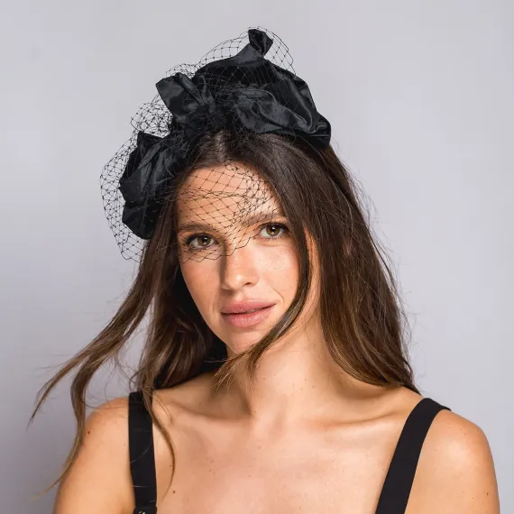 Czarna elegancka opaska z woalką i dużą kokardą