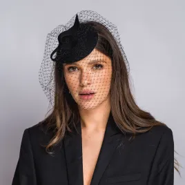 Czarny elegancki toczek z woalką