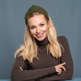 Wiązana opaska damska w kolorze zgniłej zieleni.