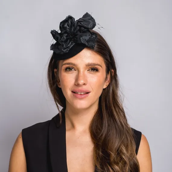Czarny elegancki toczek na opasce z kwiatem i woalką