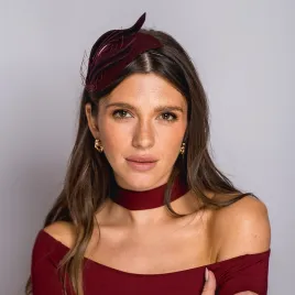 Bordowy elegancki fascynator z woalką