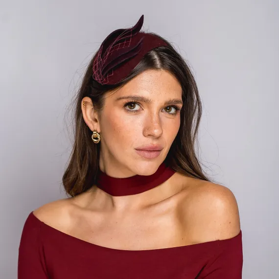 Bordowy elegancki fascynator z woalką