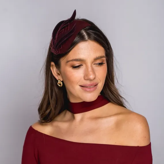 Bordowy elegancki fascynator z woalką