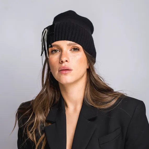 Czarna elegancka czapka z kokardą i cyrkoniami