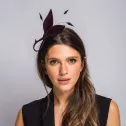 Bordowy elegancki fascynator z ozdobnymi piórkami