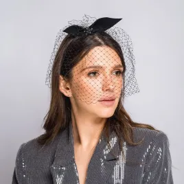 Czarny elegancki fascynator uszokokarda z woalką