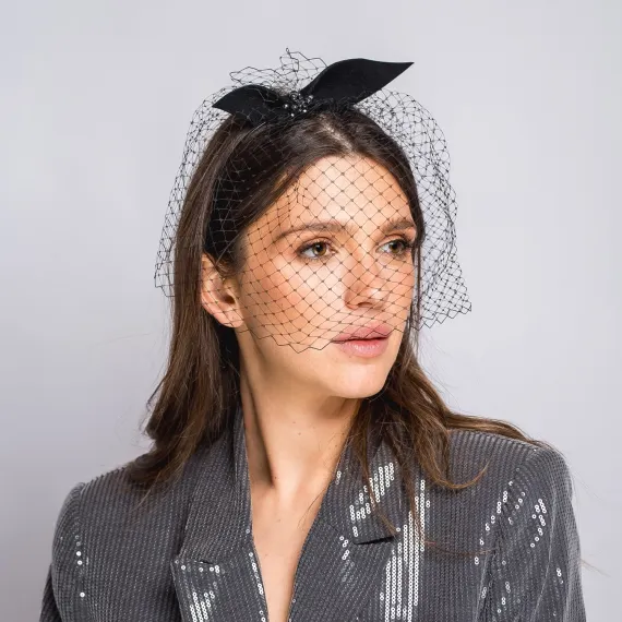 Czarny elegancki fascynator uszokokarda z woalką