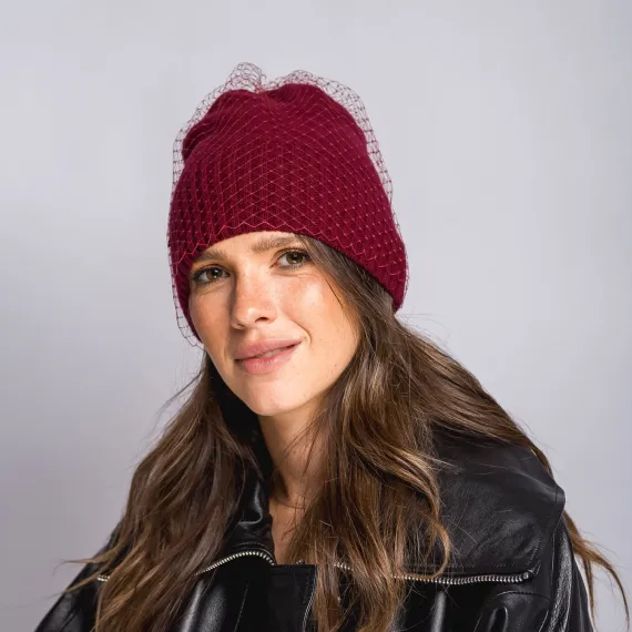 Bordowa elegancka czapka z woalką