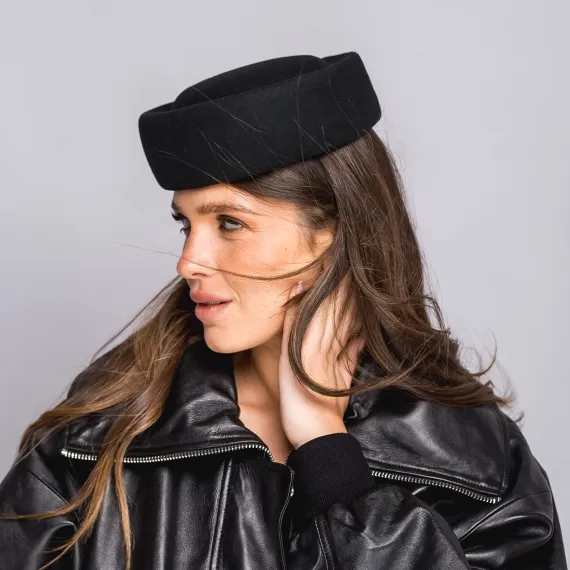 Wełniany toczek w kolorze czerni