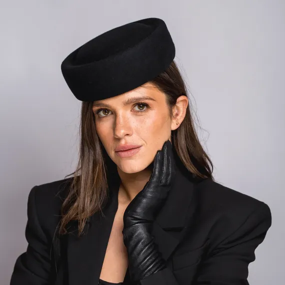 Wełniany toczek w kolorze czerni