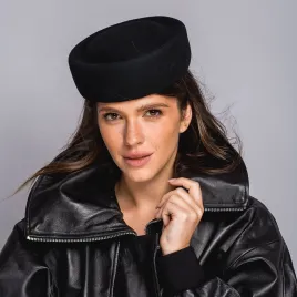 Wełniany toczek w kolorze czerni