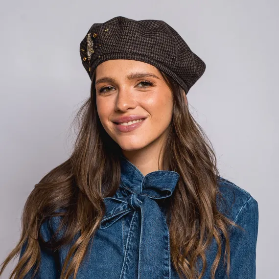 Brązowy beret w pepitkę z ozdobną aplikacją