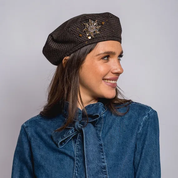 Brązowy beret w pepitkę z ozdobną aplikacją