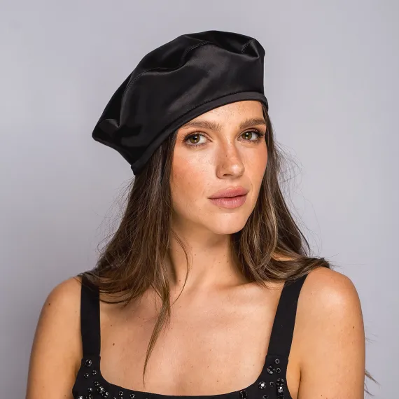 Beret z satyny w kolorze czarnym