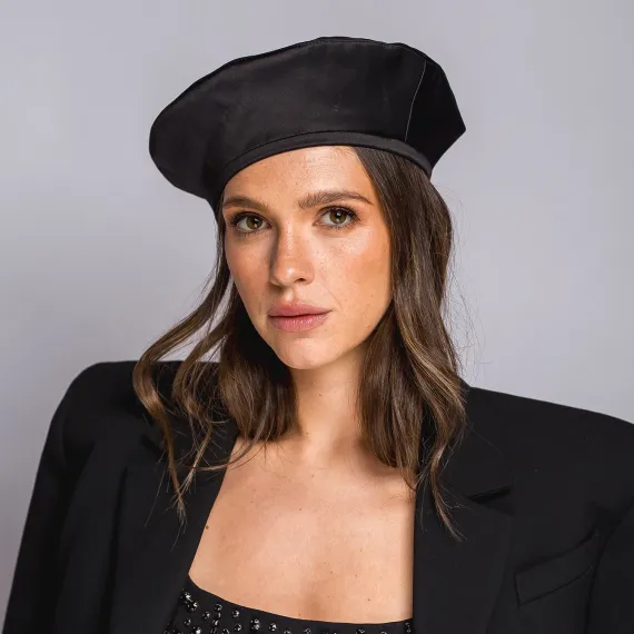 Beret z satyny w kolorze czarnym