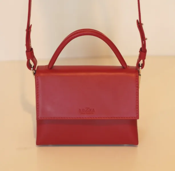 Czerwona mała torebka z rączką.