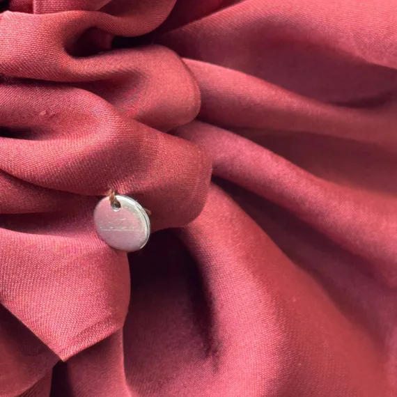 Duża, jedwabista gumka scrunchie w odcieniu bordo.