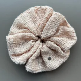 Beżowa duża gumka do włosów z tweedu