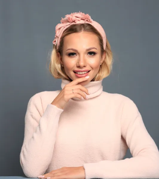 Sztywna opaska do włosów różowa ze zdobieniem.