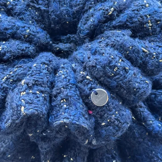 Mała tweedowa gumka – granatowa z delikatnym połyskiem