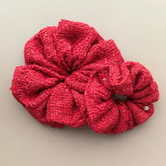 Mała gumka z tweedu w kolorze czerwieni