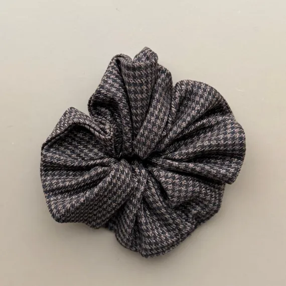 Duża gumka do włosów w  brązowo-czarną  kratę