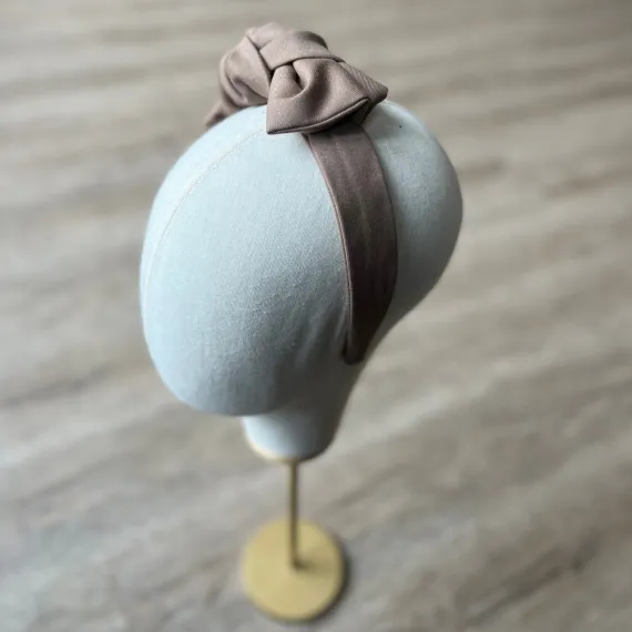 Beżowa urocza opaska z kokardą.