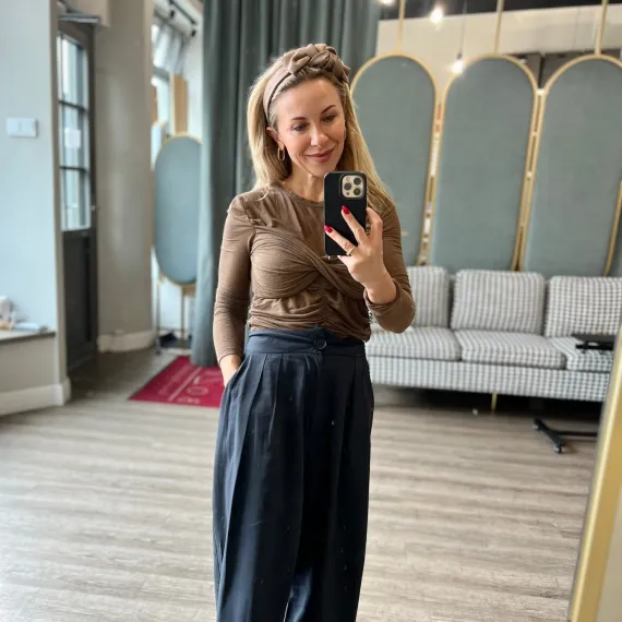 Beżowa urocza opaska z kokardą.