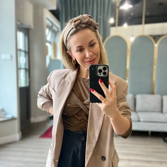 Beżowa urocza opaska z kokardą.