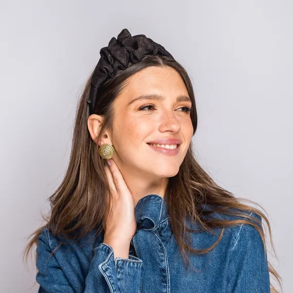 Czekoladowa opaska z niewielką ozdobą.