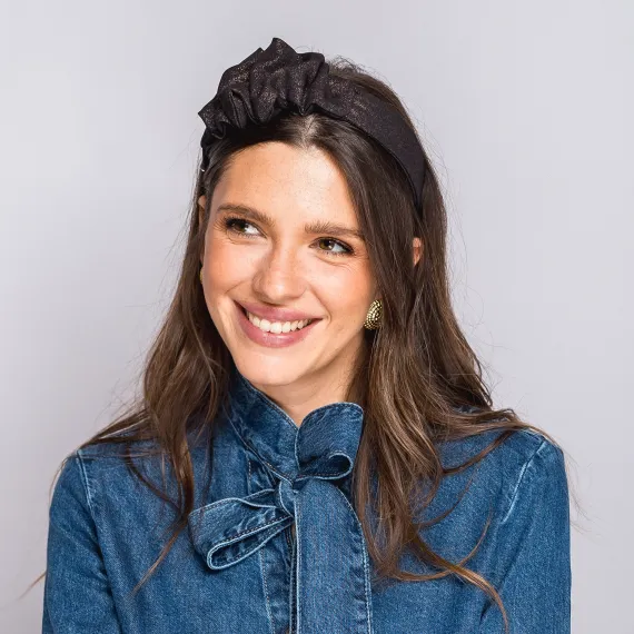 Czekoladowa opaska z niewielką ozdobą.