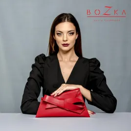 Czerwona skórzana kopertówka.