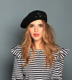 Gwiezdny beret damski z biżuteryjnym zdobieniem.