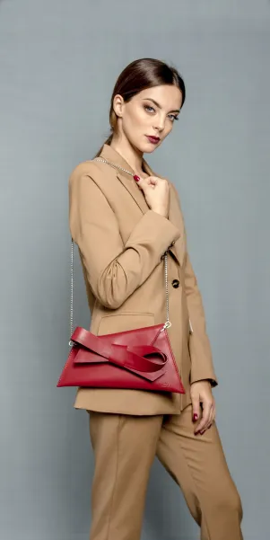 Czerwona skórzana kopertówka.