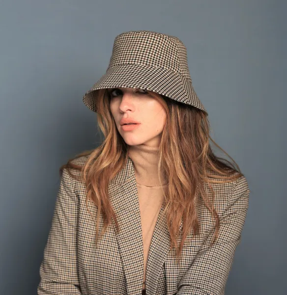 Stylowy kapelusik rybacki w beżową pepitkę.