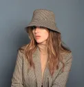 Stylowy kapelusik rybacki w beżową pepitkę.
