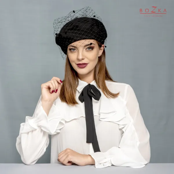 Wełniany beret w woalką.