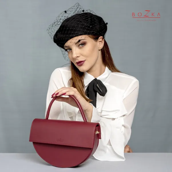 Wełniany beret w woalką.