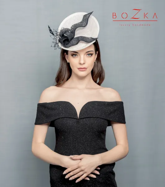 Elegancki letni kapelusz.