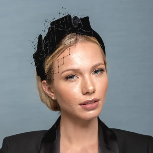 Czarna gruba opaska dla dziewczynki i kobiety z dekoracją z woalki.