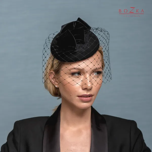 Gustowny czarny toczek z woalką żałobny, lub wieczorowy.