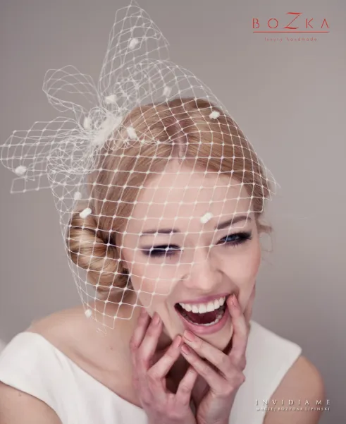 Ślubna woalka z puszkiem