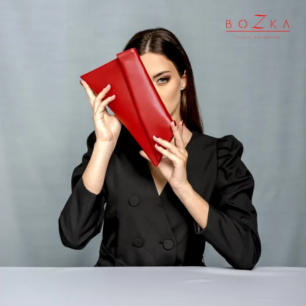 Torebka czerwona kopertówka.