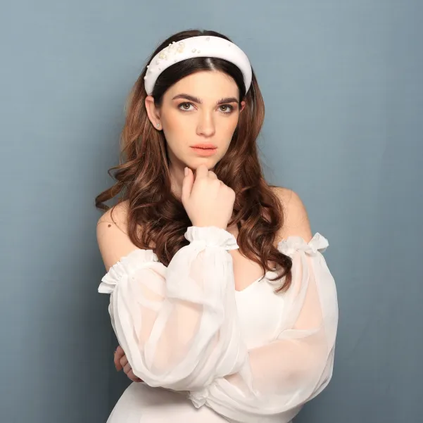 Biała gruba opaska ślubna z perełkami naturalnymi.