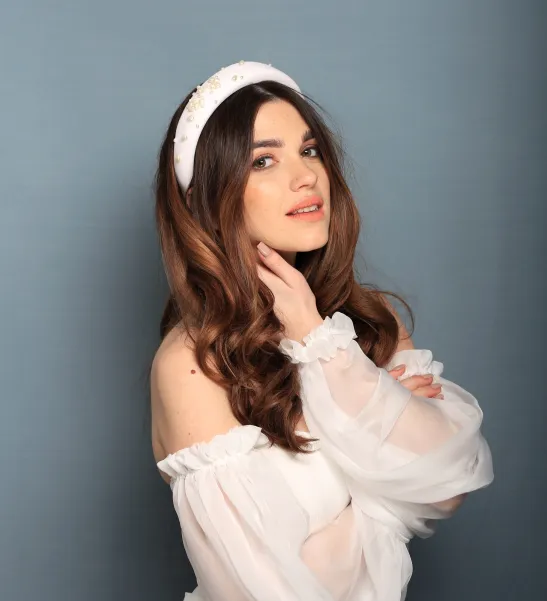 Biała gruba opaska ślubna z perełkami naturalnymi.