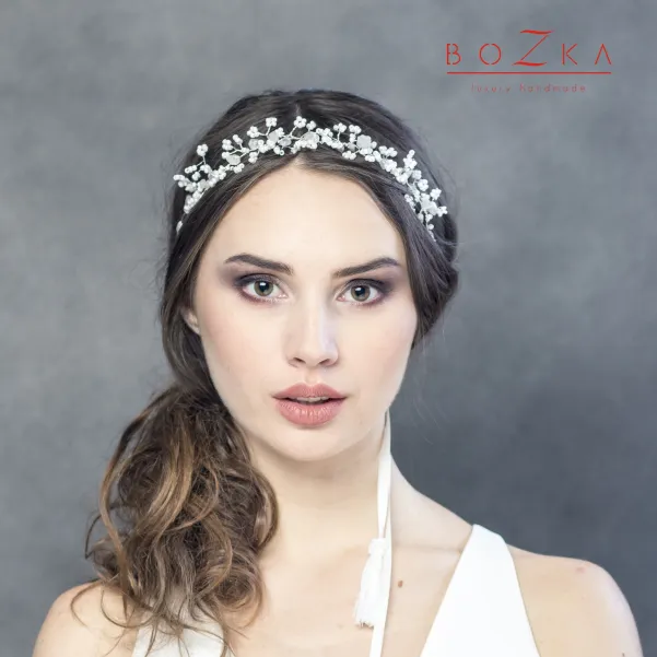 Wiązana biało- różowa biżuteryjna opaska na druciku.