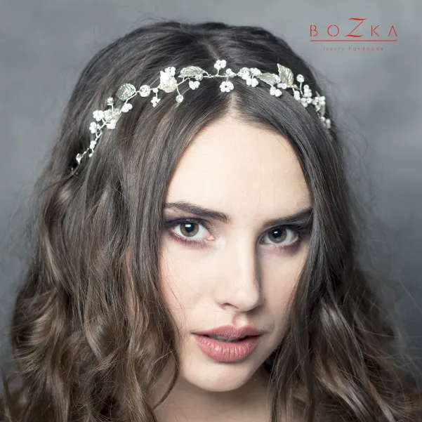 Ślubna srebrna opaska w stylu boho z kryształkami.