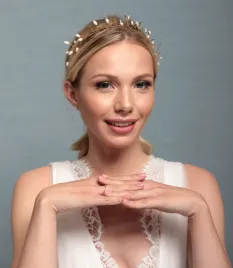 Delikatna złota ozdoba ślubna opaska.