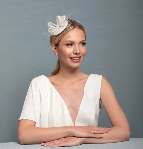 Gustowny ślubny stroik z delikatnymi piórkami.