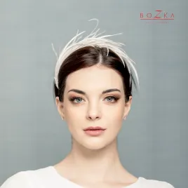 Opaska ślubna z piórkami typu Czarny Łabędź.